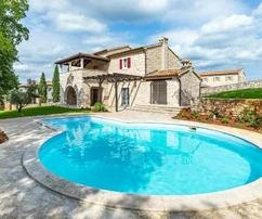 Centro di Parenzo: Elegante villa in pietra con piscina in vendita