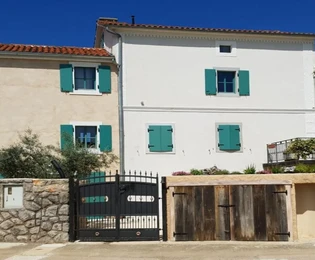 Casa in pietra rustica con piscina, in posizione tranquilla!