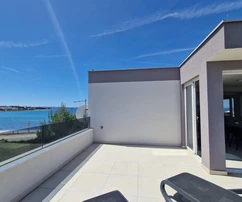Vir, zweistöckige Wohnung 40 m vom Meer, Dachterrasse mit Panoramablick auf das Meer