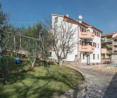 Pula: Przestronna, wolnostojąca nieruchomość z kilkoma apartamentami na sprzedaż