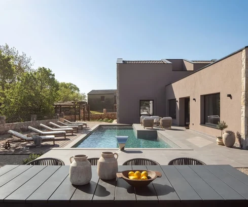 EXCLUSIVE DESIGNER VILLA WITH POOL AND SPACIOUS GARDEN!