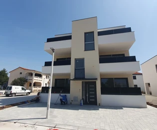 Novostavby apartmány, južná strana ostrova Vir