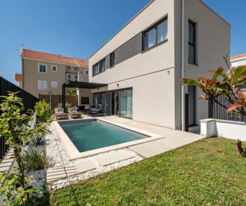 Dvougenerační dům s bazénem na prodej v Chorvatsku v Chorvatsku