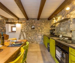 MAISON EN PIERRE RÉNOVÉE AVEC TERRASSE SUR LE TOIT, DANS UN ENDROIT CALME !