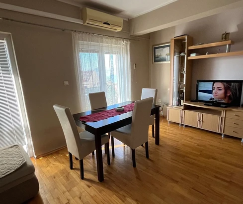 Čiovo, Okrug.G., dva apartmány 121 m2 se zahradou 397 m2, blízko moře a pláže.