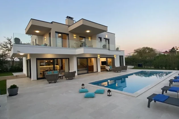 Villa attraente con piscina in un ampio giardino, Poreč, ISTRIA