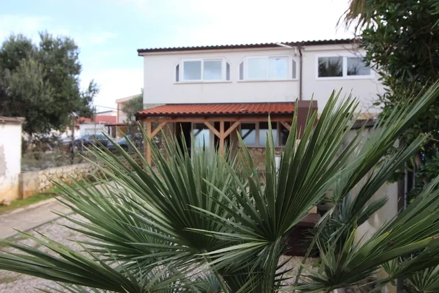 La propiedad está ubicada en segunda línea al mar y cuenta con un hermoso jardín.