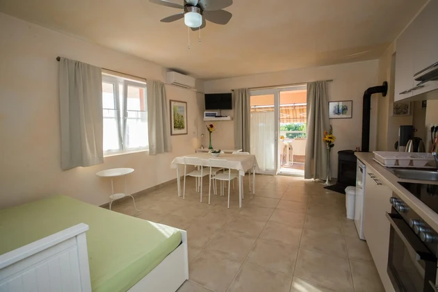 Rab, Barbat, apartamento de dos habitaciones con vista al mar, a 200 m del mar, 105 m²