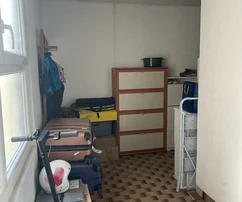 Trogir, apartamento de tres habitaciones de 90 m2 con logia y leñera en la primera planta