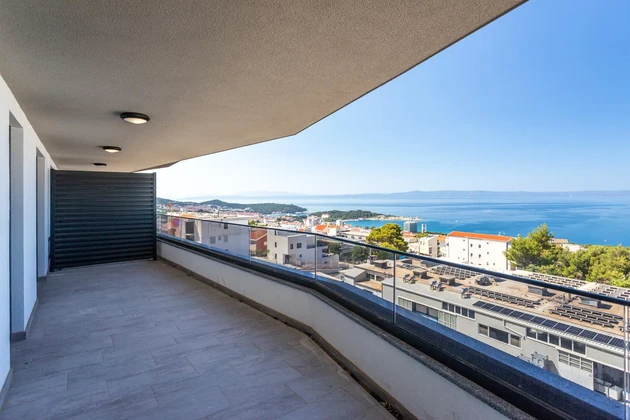 Makarska, Drei-Zimmer-Wohnung in einem Luxusgebäude mit Pool und offenem Meerblick