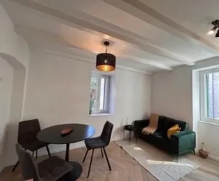 K. Štafilić, maison jumelée à deux étages de 60 m2, récemment rénovée, à 80 m de la mer, centre