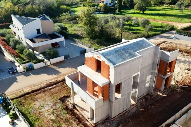 Moderní vila na prodej v Poreči s výhledem na moře v Chorvatsku