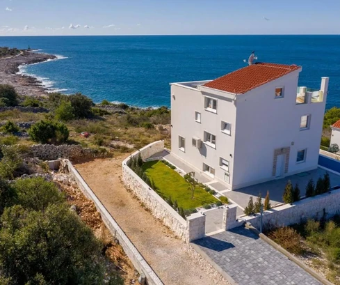 Luxusvilla in der Nähe von Rogoznica zu verkaufen in Kroatien