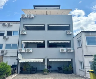 Atractivo edificio residencial con seis apartamentos y un ático, a 1000 m del mar.
