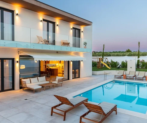 Casa independiente con piscina en venta en Vrsi, Croacia