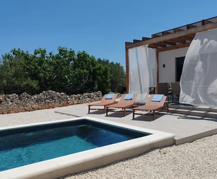 Modern földszintes otthon medencével eladó Rogoznicán Horvátországban