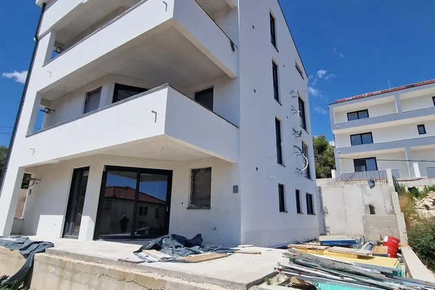 Trogir, Saldun, 3 szobás lakás 110 m2 + kert 50 m2, nagy terasz (34 m2), új építés