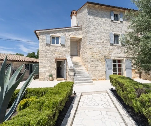 Istria, Smoljanci, Svetvinčenat, autentický kamenný dom s bazénom a záhradou