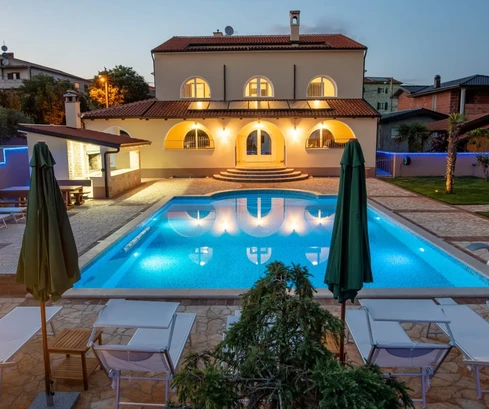 Istria, Poreč: Villa con 7 appartamenti, grande piscina e vista mare