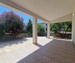 Vir, casa con due appartamenti, 6 camere da letto e un grande giardino privato