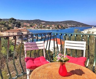 Encantadora casa isleña cerca del mar en Trogir en venta