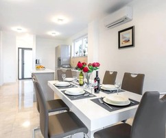 Luksusowe apartamenty na wyspie Brač z basenem i widokiem na morze