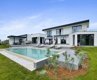 Villa moderna con piscina rodeada de vegetación y vistas al mar, Istria, Poreč
