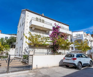 Casa indipendente in vendita a Bol sull'isola di Brač con più appartamenti in Croazia