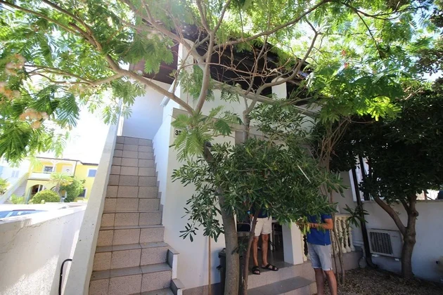 Property with 2 apartments near a well-maintained beach, shops, cafes