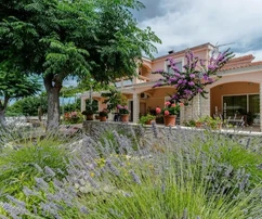 Edificio residencial y comercial con gran jardín y piscina