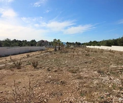 Terreno edificabile (necessaria la preparazione del piano UPU) lato sud di Vir