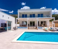 Impresionante villa blanca cerca de Omis