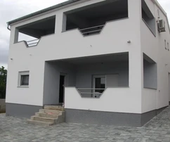 Krusevo, Crna Punta, krásný dům v první řadě u moře se třemi bytovými jednotkami