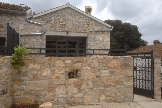 Istria, Poreč – Renovated stone terraced house with pool for sale