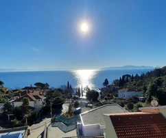 ПРИВЛЕКАТЕЛЬНАЯ КВАРТИРА С ПАНОРАМНЫМ ВИДОМ НА МОРЕ, В 200 М ОТ ПЛЯЖА!
