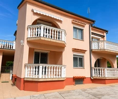 Malinska - Casa indipendente con quattro appartamenti