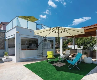 Rogoznica,Ražanj, samostojeća kuća 220m2 udaljena 150m od mora i plaže