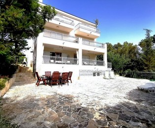 Przestronny dom apartamentowy położony blisko plaży na wyspie Šolta na sprzedaż