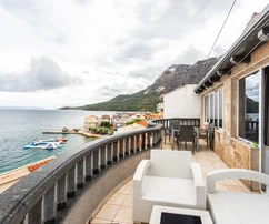 Steinhaus mit Apartments in Podgora zu verkaufen in Kroatien