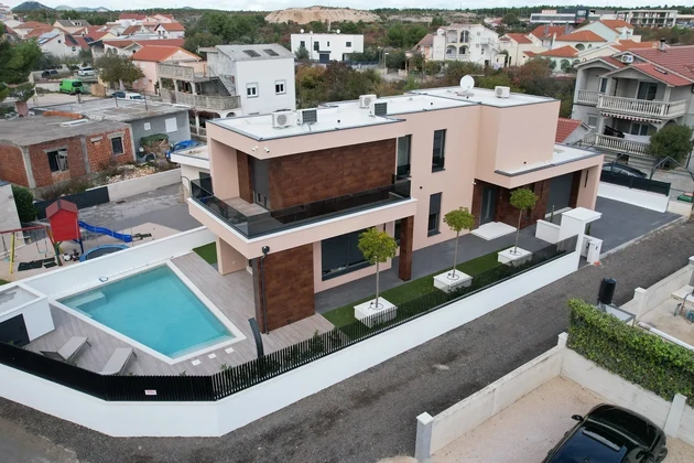 Elegante villa de lujo con piscina, jardín y equipamiento premium – Vodice