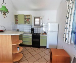 Incantevole casa adiacente al mare con cortile a Rogoznica