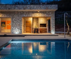 Vila s bazénom a tenisovým kurtom na predaj v Dicme v Chorvátsku