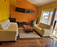 <p>Split, Manuš, apartamento dividido en dos unidades residenciales de 50 m2 y 30 m2. (plano adjunto) Electricidad, agua, suelos, paredes, techo, aberturas y losa de hormigón completamente renovados.</p>