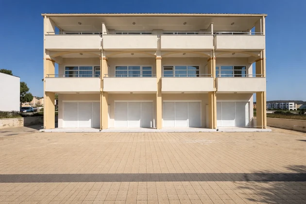 Potenciális mini-szálloda / apartmanépület - Sukošan, 70 m-re a tengertől
