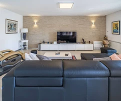 Moderna villa en venta justo en la orilla del mar en Okrug, Croacia