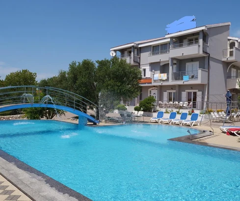 Villa mit mehreren Wohnungen und Pool in Primošten zu verkaufen in Kroatien