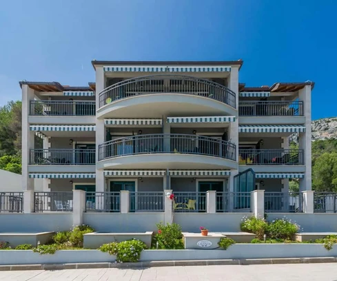 Hvar, Milna, maison d'appartements avec piscine, surface totale de 1044 m²