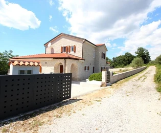 Villa in pietra con piscina disponibile a Kanfanar in Croazia