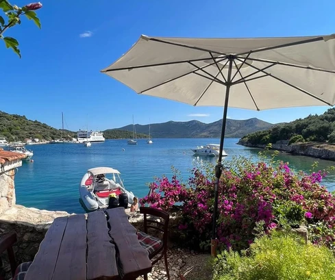 Mala Rava, ház és taverna kiváló elhelyezkedéssel, közvetlen tengerparti fekvéssel