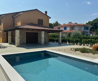 ATRATIVNÍ VILA S BAZÉNEM A PROSTORNOU ZAHRADOU, NA KLIDNÉM MÍSTĚ!